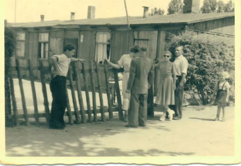 Glückliche Sklaven Sind Die Größten Feinde Der Freiheit Wehrmachtsbaracke, wohl 1947 - WDR Digit