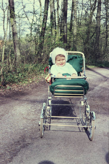 Kind im Kinderwagen - WDR Digit