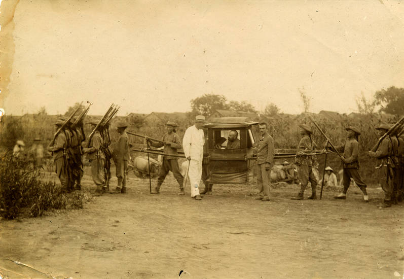 Sänfte mit Schutzmannschaft WDR Digit