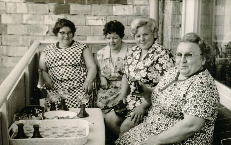 Vera Sitzt Auf Dem Balkon Analyse Frauenrunde auf dem Balkon - WDR Digit
