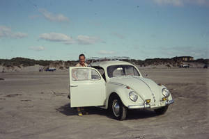 Mit dem Käfer am Strand
