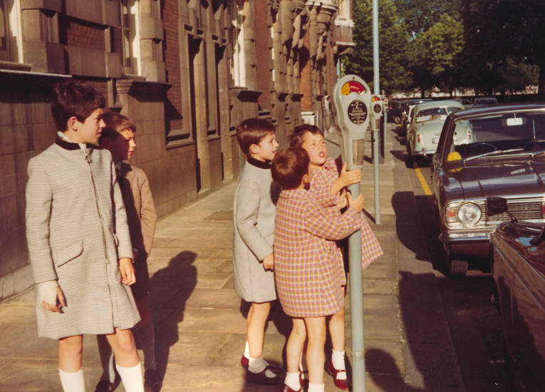 ärmel, auto, Automobildesign, autoreifen, brillen, Bürgersteig, england, Erwachsene, fahrzeug, Fahrzeugbeleuchtung, fall, familienauto, formelle Kleidung, fotografie, freizeit, Fußgänger, gegend, gehen, Gepäck und Taschen, gesicht, Gespräch, Gesprochen, GRoßbritannien, Handtasche, Jacke, junge, kind, Kindheit, Klassisches Auto, kleid, kleidung, Kopf, Kraftfahrzeug, kurze hose, Lange Ärmel, Leichtmetallfelge, london, Luxusfahrzeug, mann, Männlich, mantel, Maschine, Menschlich, Mittelklasse Auto, nummernschild, Parkplatz, Parkuhr, Passen, person, porträt, rad, Reifen, reisen, rock, Sandale, Schuh, Schuhwerk, sonnenbrille, Spaß, stadt, Stadt, Dorf, Stadtauto, städtisch, stiefel, straße, Tasche, tourismus, transport, urlaub, verkehr, Vintage-Kleidung, weg, Zubehör