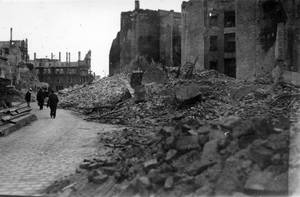 Spaziergang durch Trümmer