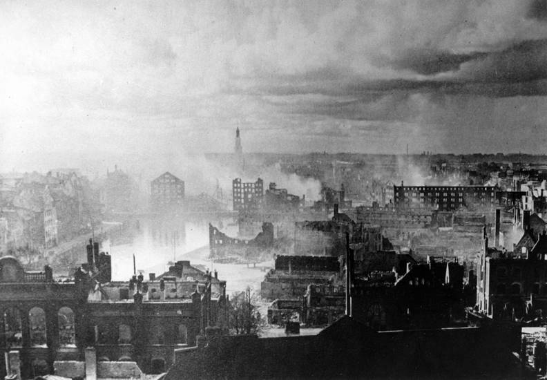 1944, 2.WK, abgebrannt, Alliierte, Alliierten, August, Bildende Kunst, bombardierung, brücke, bysanter, Demoralisierungs-Bombardements, Die Architektur, draußen, dunst, East Preussen, EastPreussen, einfarbig, Fachwerkhaus, fall, Feuer, gebäude, geschichte, Haberberg, Haberberger-Kirche, Hafen, haus, Himmel, horizont, Hundegatt, Illustration, Kaliningrad, kirche, Kneiphof, Königsberg, krieg, Kumulus, kunst, Laak, landschaft, Lastaie, malen, Malerei, Metropole, Monochrome Fotografie, natur, nebel, Ostpreußen, ostpreußische Hauptstadt, Post-apokalyptischen, Pregel, preussen, Rauch, Royal Air Force, Ruine, Schwarz und weiß, smog, Speicher, stadt, stadtbild, städtisch, stil, Stockfotografie, straße, Ufer, uferpromenade, Urban design, Verschmutzung, wasser, welt, werft, Werfthafen, Wetter, Wolke, WW2, zeichnung, Zerstörung