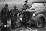 Soldaten am kaputten Auto