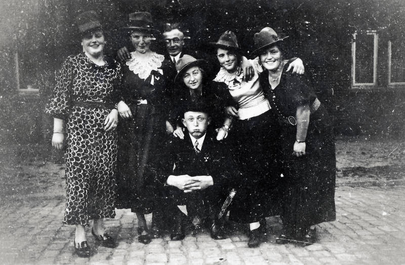 Gruppenfoto mit Hut - WDR Digit