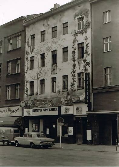 auto, Automotive Exterieur, berlin, Beton, Blumenladen, Bürogebäude, Die Architektur, Dresdener Straße, Eigentum, Eigentumswohnung, einfarbig, eintreten, fahrzeug, Fahrzeugbeleuchtung, familienauto, Fassade, Fenster, galerie, gebäude, gegend, Gehäuse, geschäftshaus, geschichte, Himmel, Hochhaus, Hotel, innenstadt, KFZ, Kit-Auto, klassisch, Kompaktwagen, Kottbusser Tor, Kraftfahrzeug, Kreuzberg, kunst, Linie, LKW, Maschine, mercedes-heckflosse, Metropole, Mischnutzung, Mittelklasse Auto, Monochrome Fotografie, Nachbarschaft, nummernschild, Papierprodukt, person, PKW, rad, Rechteck, Reifen, stadt, städtisch, straße, Stufenheck, Tönungen und Schattierungen, transport, Urban design, vorort, Vorrichtung, VW-Bulli, west-berlin, wohngebäude, Wohngebiet, Wohnung, Zimmer